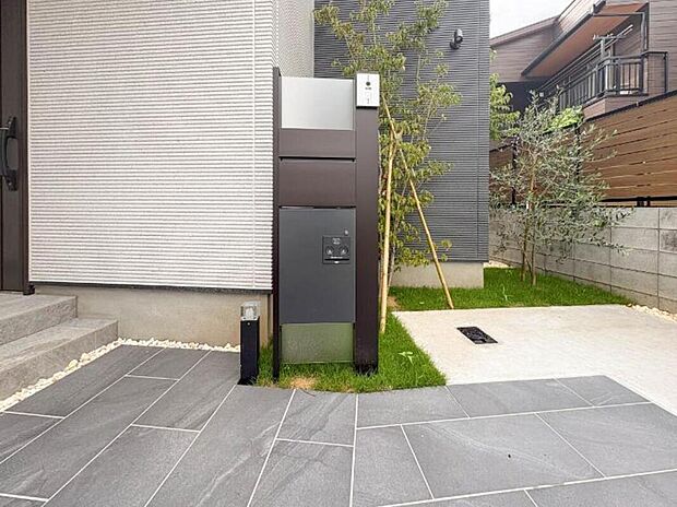 【【その他の外観】】郵便ポストと宅配BOXとインターフォンです。
