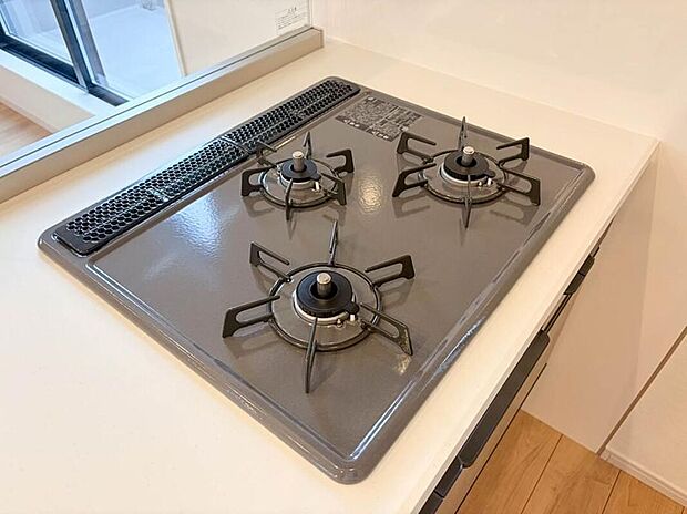 【【三口コンロ】】奥さま目線で考え、調理に重宝する三口コンロをシステムキッチンに採用、ワイドな洗い場も設けも野菜や食器を洗うのを便利にしました。