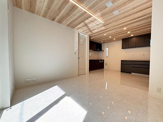 一日の中で多くの時間を過ごすリビングだからこそ、いつも穏やかな空間を。窓外から差し込む温かい陽光をたっぷり取り込める設計です。プライベートも充実した快適なリビング空間です。