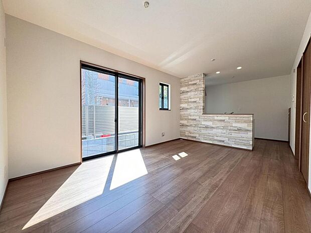 一日の中で多くの時間を過ごすリビングだからこそ、いつも穏やかな空間を。窓外から差し込む温かい陽光をたっぷり取り込める設計です。プライベートも充実した快適なリビング空間です。