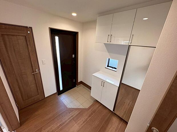 清潔感のある明るい空間でお客様をお迎えできます。シューズクロークを設置し、スッキリした空間が保てます。シューズボックスには姿見がございます。身だしなみを最終チェックしてお出かけください♪