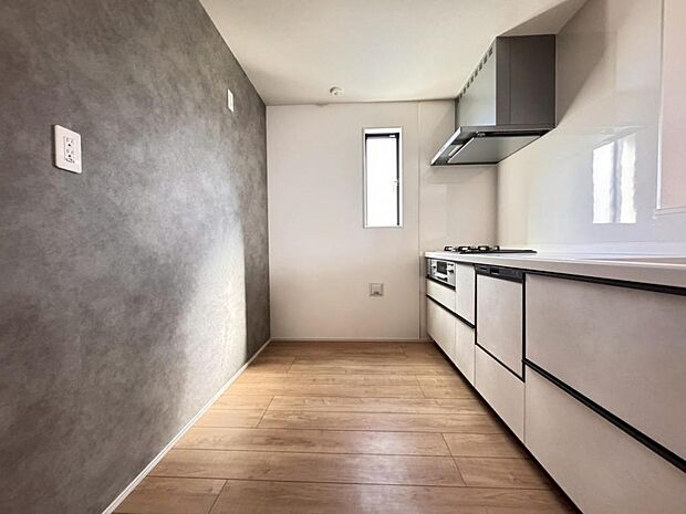 機能充実のシステムキッチンです。浄水器一体型水栓に3口グリルコンロ、食洗器と充実しておりママの家事をサポート致します。