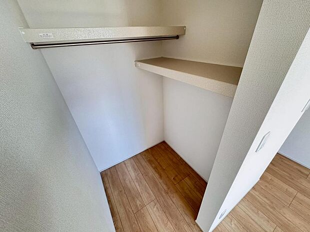 ３階６．７５帖の居室には大容量のウォークインクローゼットを設けました。お洋服をたくさんお持ちの方には嬉しいスペースです。