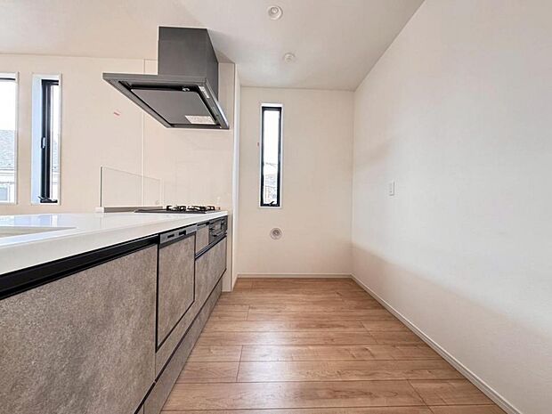 機能充実のシステムキッチンです。浄水器一体型水栓に3口グリルコンロ、食洗器と充実しておりママの家事をサポート致します。