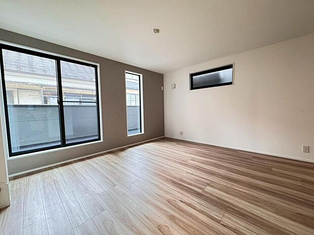 一日の中で多くの時間を過ごすリビングだからこそ、いつも穏やかな空間を。リビングは１６．１帖ございます。足元からじんわり暖まる床暖房を標準装備♪空気や肌が乾燥しにくく、また塵や埃も舞い上がりません。