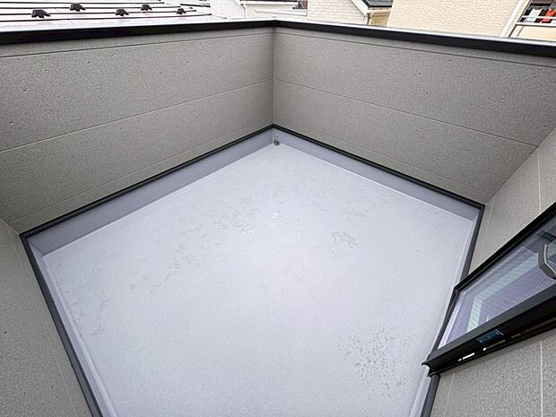 都会の喧騒の中でも、空の下にプライベート空間をもつ自慢のルーフバルコニー。天気の良い日は、リビングだけでなく、バルコニーでの楽しみ方も増えそうです。