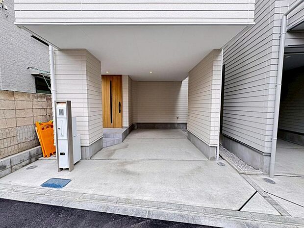 駐車スペースは1台完備。前面道路は交通量が少ないので、お車の出し入れも焦らずゆっくりできます。