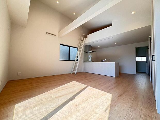 リビング上部を吹抜にする事で抜群の開放感を演出しております。暮らしの中心となる場所だからこそ快適性に拘りました。一日中、明るく輝きに満ちた空間を演出しております。