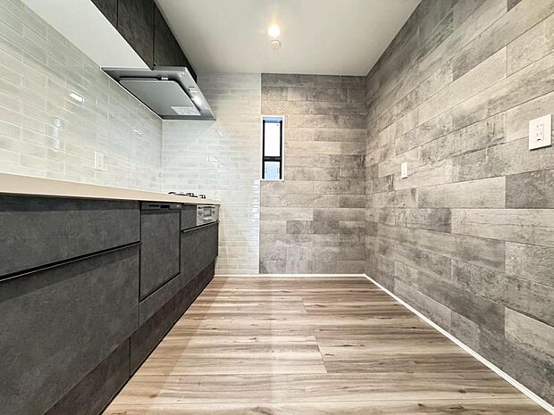 機能充実のシステムキッチンです。浄水器一体型水栓に3口グリルコンロ、食洗器と充実しておりママの家事をサポート致します。