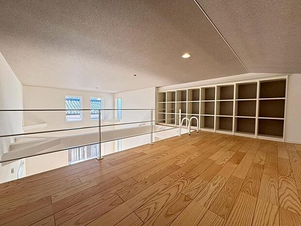 様々な用途で使用できるロフトは広々4.7帖。お子様の隠れ部屋として、ご家族の季節物のお洋服、趣味のものなどをまとめた収納として等、多目的にご活用ください♪
