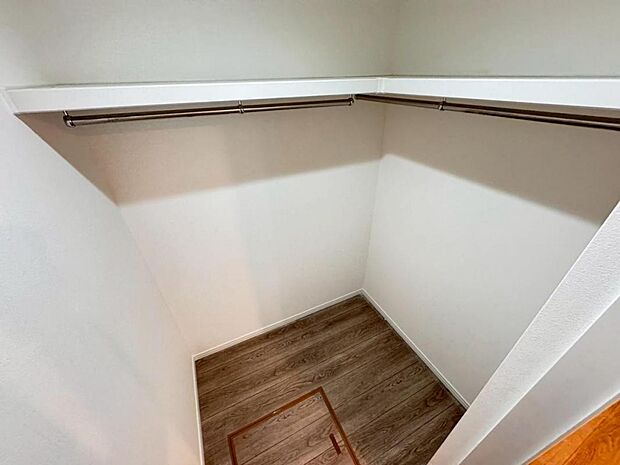 １階６．７帖の居室には大容量のウォークインクローゼットを設けました。お洋服をたくさんお持ちの方には嬉しいスペースです。