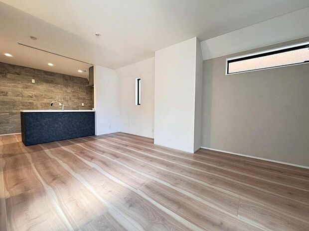 一日の中で多くの時間を過ごすリビングだからこそ、いつも穏やかな空間を。リビングは16.9帖ございます。足元からじんわり暖まる床暖房を標準装備♪空気や肌が乾燥しにくく、また塵や埃も舞い上がりません。