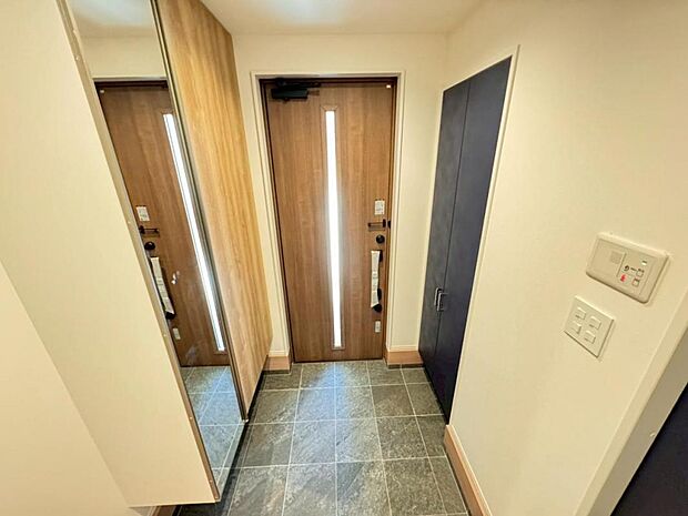 清潔感のある明るい空間でお客様をお迎えできます。シューズクロークを設置し、スッキリした空間が保てます。シューズボックスには姿見がございます。身だしなみを最終チェックしてお出かけください♪