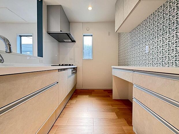 機能充実のシステムキッチンです。浄水器一体型水栓に3口グリルコンロ、食洗器と充実しておりママの家事をサポート致します。