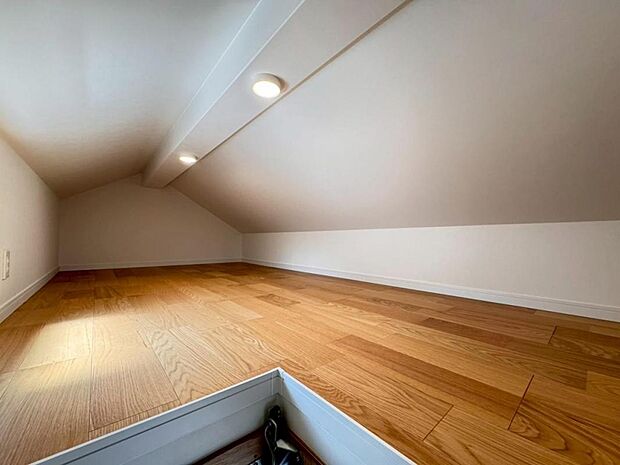 様々な用途で使用できる小屋裏収納です。アウトドア用品や、お子様の思い出の品、ご家族の季節物のお洋服、趣味のものなどをまとめて収納することができ、お部屋をすっきりと保つことができます。