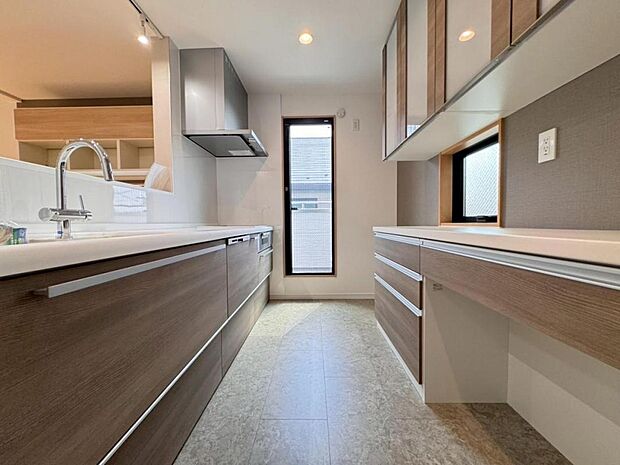 機能充実のシステムキッチンです。浄水器一体型水栓に3口グリルコンロ、食洗器と充実しておりママの家事をサポート致します。