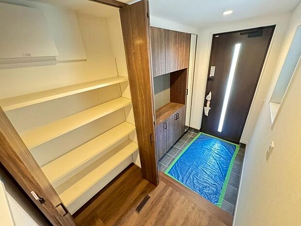 光を通すドアと窓を設ける事で、明るく開放的な空間でお客様をお迎え出来ます♪シューズボックスを活用し、いつでもスッキリした玄関に。