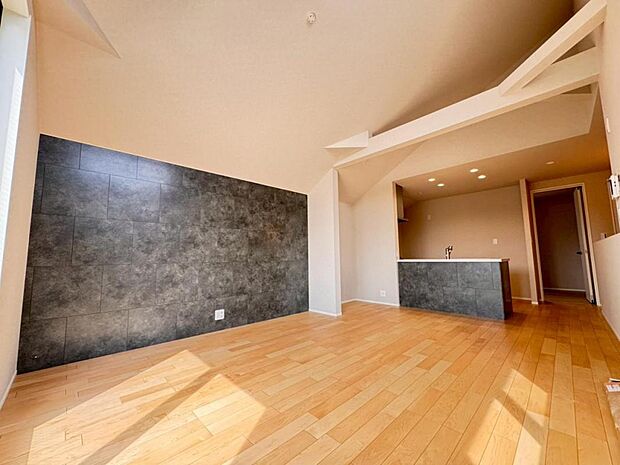 リビング上部を勾配天井にする事で抜群の開放感を演出しております。暮らしの中心となる場所だからこそ快適性に拘りました。一日中、明るく輝きに満ちた空間を演出しております。