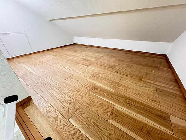 様々な用途で使用できるロフトは4帖。お子様の隠れ部屋として、ご家族の季節物のお洋服、趣味のものなどをまとめた収納として等、多目的にご活用ください♪