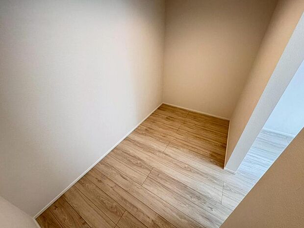 1階7帖の居室には大容量のウォークインクローゼットを設けました。お洋服をたくさんお持ちの方には嬉しいスペースです。