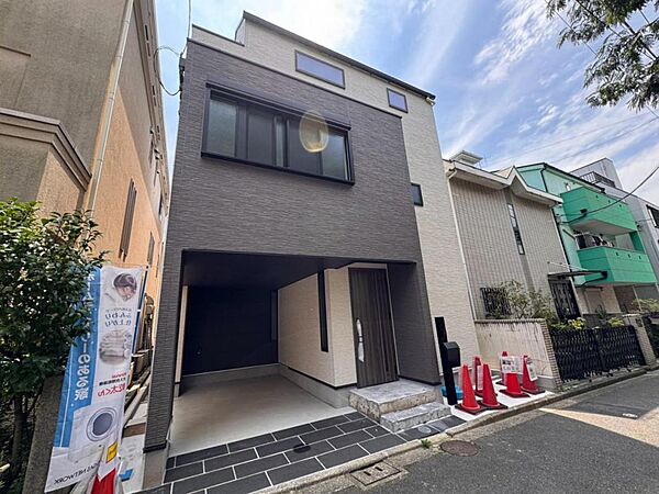 東京メトロ丸ノ内線『新大塚』駅徒歩8分、JR山手線『大塚』駅徒歩13分の都心とは思えない落ち着きのある住環境に加え、利便性もある永住の地にふさわしい価値ある新邸です♪