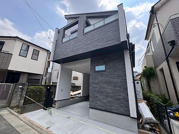 西武新宿線『鷺ノ宮』駅徒歩8分の落ち着いた佇まいは永住の地にふさわしい価値ある新邸。何年経っても、安らぎを与え続けてくれます♪