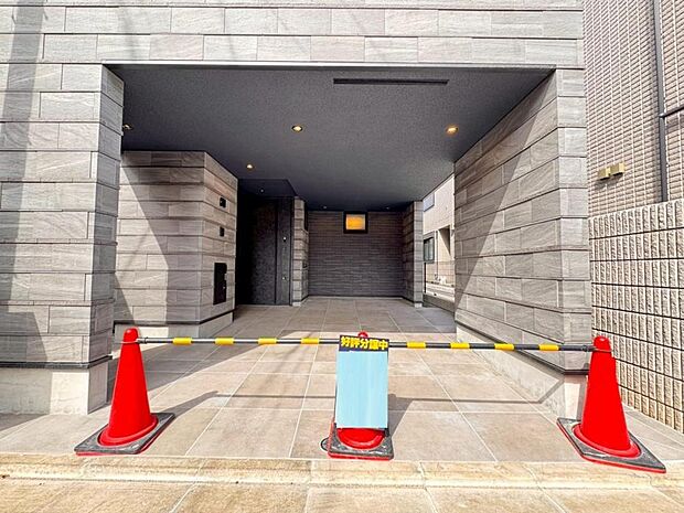 【駐車スペース】3ナンバー車は勿論、ハイルーフ車やSUV車など幅広い車種のお車を駐車出来るビルトインガレージ付きです。