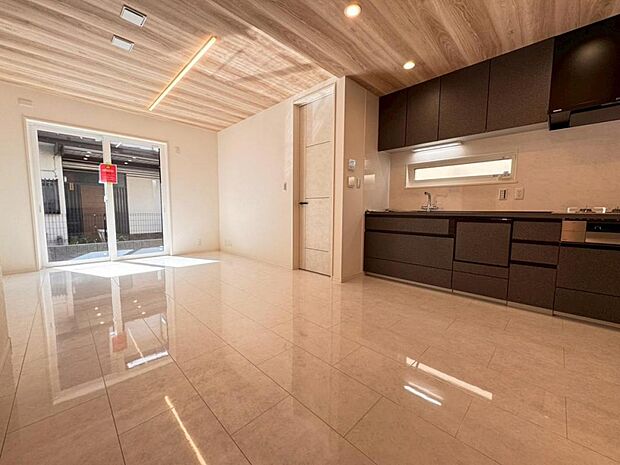 【リビング】開放感と採光に拘り、窓を多く設置したリビングルーム。1階でも明るく風通しの良い空間ができました。