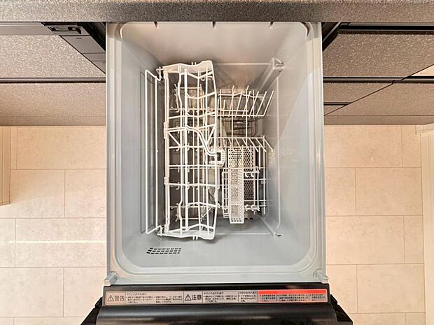 【食洗機】しつこい油汚れもサッと溶かして洗います。除菌も出来るので小さなお子様の食器洗いにも安心です。また、手洗いに比べて使用水量はごくわずか。時間と水道の節約になります。