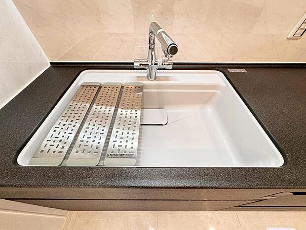 【浄水器一体型水栓】水栓の中に浄水カートリッジが組み込まれた「浄水器一体型水栓」です。ホースが伸びるのでシンクのお掃除も快適です。