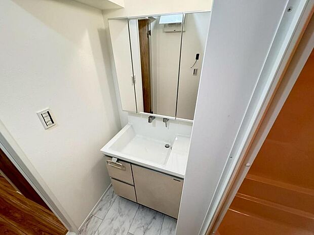 【洗面化粧台】実用性と機能美を兼ね備えた先進の洗面化粧台になります。耐水性や撥水性にも優れた仕様、3面鏡と一体となったキャビネットは収納力もUPします。