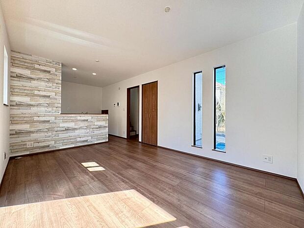 【リビング】リビングはご家族やお客様との時間など、多くの時を刻む空間。建築家が吟味を重ねたこだわりの設計です。