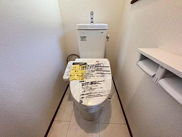 【トイレ】白を基調とし清潔感をデザインしたトイレ空間です。使い心地もしっかり追求した先進のトイレを搭載しております。