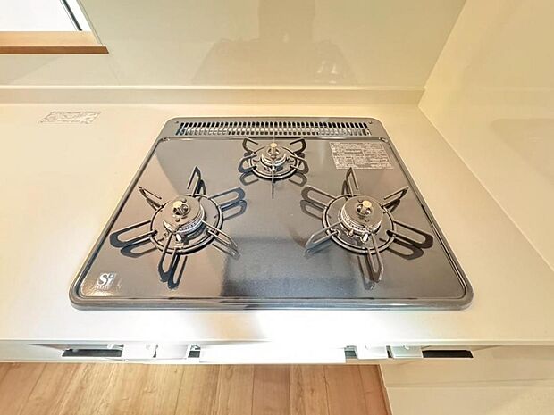 【3口ガスコンロ】3口ガスコンロを採用、同時に複数の調理を進められるため、調理時間が短縮できます。