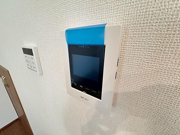 【モニター付きインターホン】ドアを開ける前に訪問者の顔を確認できます。不審者や無用なセールスだった場合に玄関を開ける必要がなく、防犯性を向上してくれます。