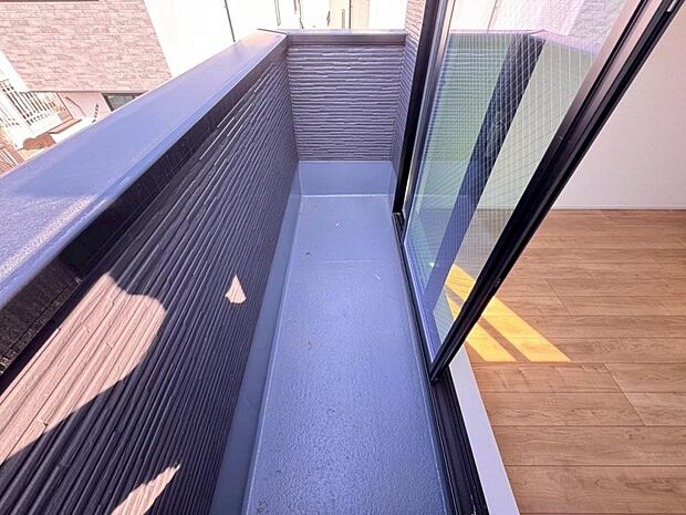 【バルコニー】陽当りの良いバルコニーはお洗濯物が効率よく乾きます。季節の光と風を感じられるとっておきの空間です。