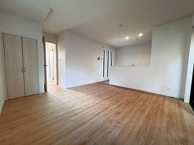 【リビング】リビングはご家族やお客様との時間など、多くの時を刻む空間。建築家が吟味を重ねたこだわりの設計です。