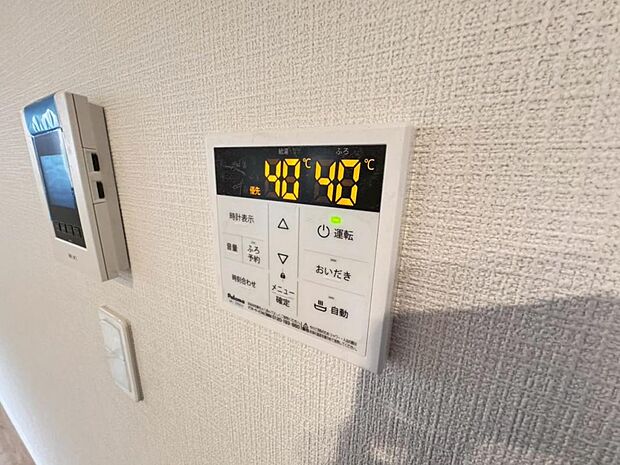 【オートバス】離れた場所からでも浴槽の操作が可能な追い焚き機能付きです。セミオート式になりますので操作も楽々。