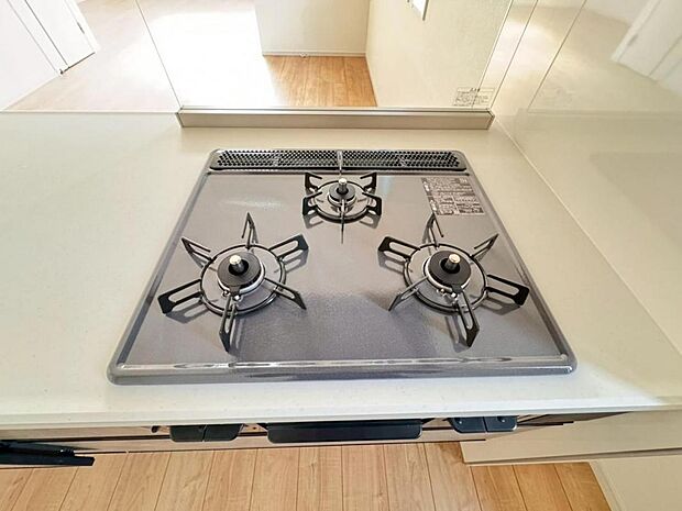 【3口ガスコンロ】3口ガスコンロを採用、同時に複数の調理を進められるため、調理時間が短縮できます。