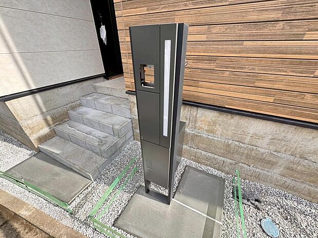 【宅配BOX】宅配物もしっかり保管出来る宅配BOXが設置されております。留守中の荷物の受け渡しもスムーズに♪長期不在時もご安心いただけます。