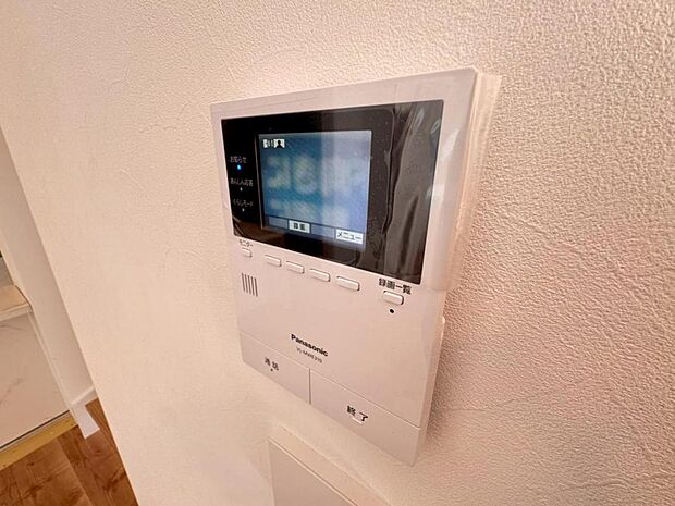 【モニター付きインターホン】ドアを開ける前に訪問者の顔を確認できます。不審者や無用なセールスだった場合に玄関を開ける必要がなく、防犯性を向上してくれます。