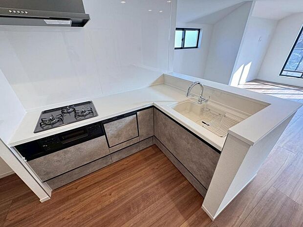 【キッチン】Ｌ型システムキッチンは、調理の流れに沿った使いやすさに拘りました。食洗器内蔵で、後片付けの負担も軽減してくれます♪