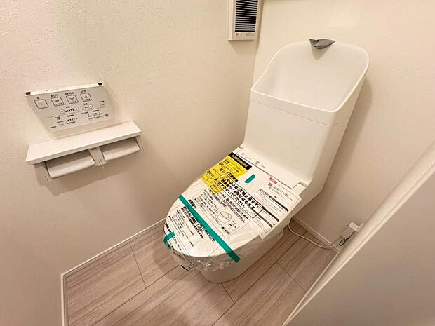 【トイレ】白を基調とし清潔感をデザインしたトイレ空間です。使い心地もしっかり追求した先進のトイレを搭載しております。