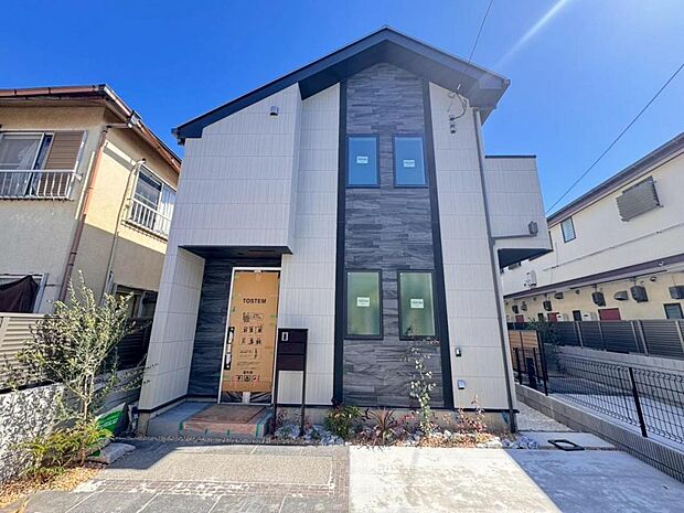 【現地（現況写真）】綺麗な地型から織りなすゆとりの2階建。暮らし易さを考えられた設計です。土地形状を有効活用、無駄な廊下スペースを最小限に抑えられた設計です。同仕様完成現場も合わせてご紹介させていただきます。