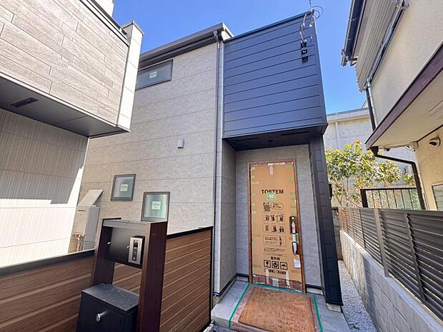 【現地（現況写真）】ファミリーが暮らしやすい住環境が整っております。小学校は徒歩5分圏内にあり、お子様の通学も安心頂けます。