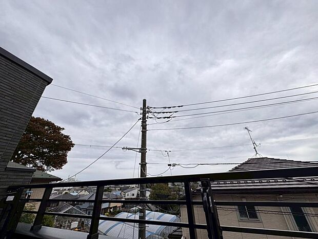 【眺望】建物の用途や高さなどが厳しく制限された第一種低層住居専用地域にございます。見晴らしや陽当りも良好です。