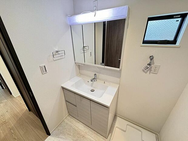 【洗面化粧台】実用性と機能美を兼ね備えた先進の洗面化粧台になります。耐水性や撥水性にも優れた仕様、3面鏡と一体となったキャビネットは収納力もUPします。