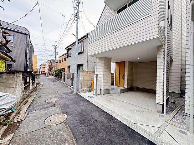 【前面道路】歩道もしっかり整備されておりますので、小さなお子様がいらっしゃるファミリー層にも安心です。