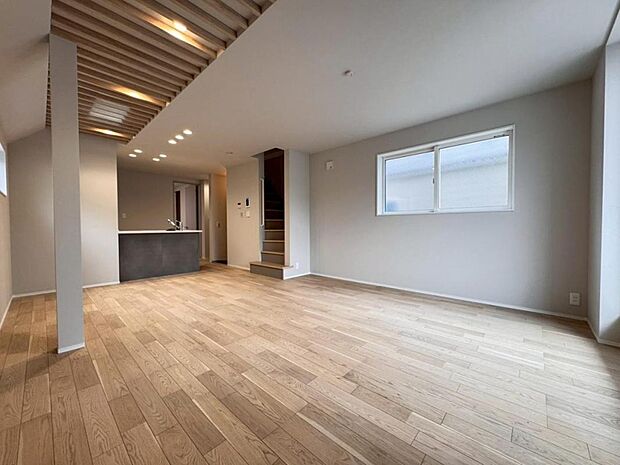 【リビング】リビングはご家族やお客様との時間など、多くの時を刻む空間。建築家が吟味を重ねたこだわりの設計です。