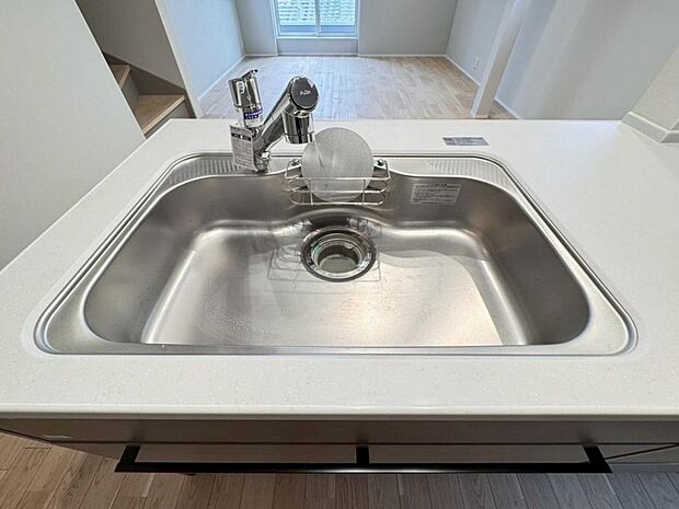 【浄水器一体型水栓】「浄水器一体型水栓」ですので、すぐに調理に使用できます。ミネラルウォーターを購入しなくて済むため人気を集めています。